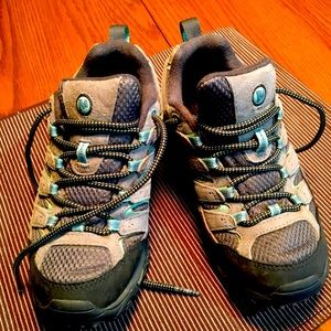 Women’s Merrell hiking boots size 6M like new.